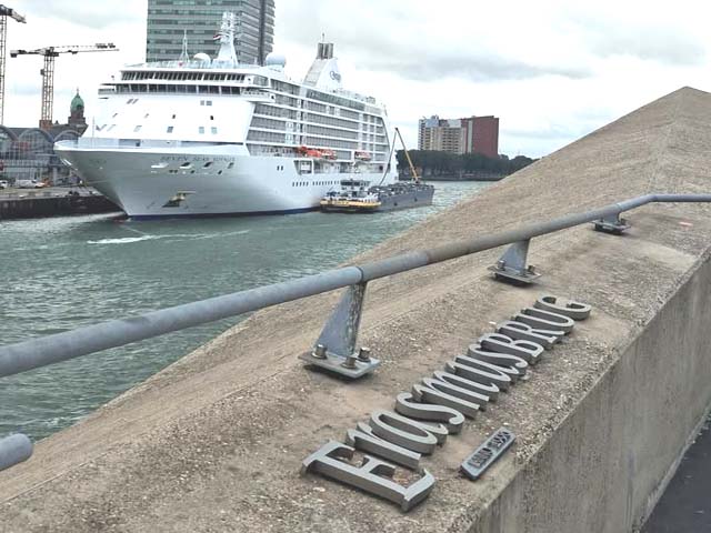 Seven Seas Voyager bij de Erasmusbrug Rotterdam